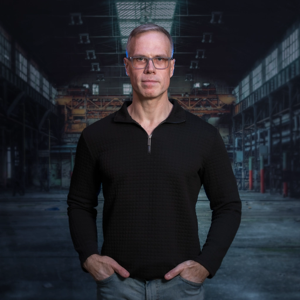 Techno Artisan Portrait in a raw dark Warehouse - DJ, Artist - Intro/Opener Designer - HardGroove, Acid, Schranz, Hard Techno 2026